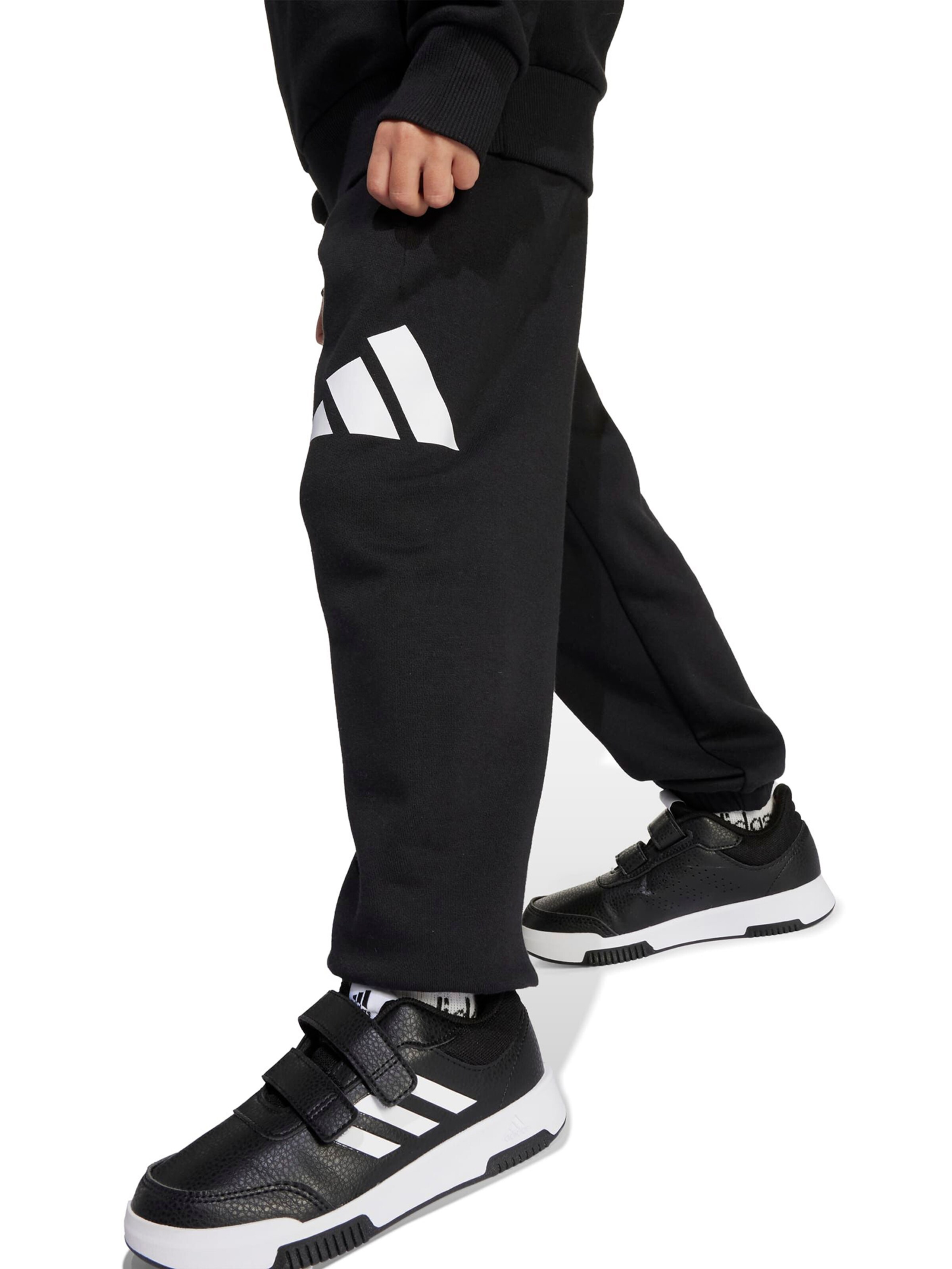 Completo per l'allenamento 'Essentials' di ADIDAS SPORTSWEAR in nero