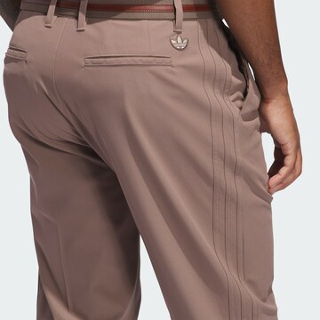 ADIDAS PERFORMANCE - regular Pantalón deportivo 'Originals Twistknit Pleated' en marrón