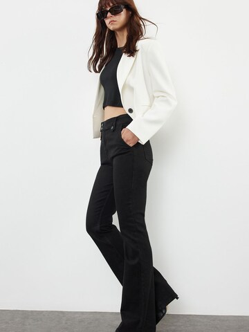 Trendyol Flared Jeans in Black: front