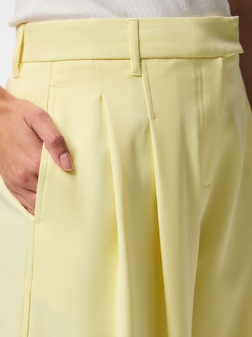 Loosefit Pantaloni 'PCOlivia' di PIECES in giallo