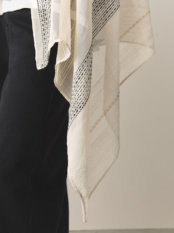 bēšs Next Lakats 'Sparkle'