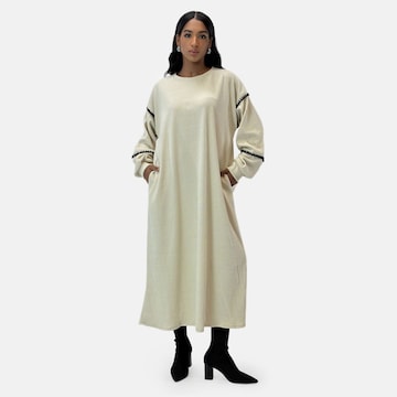 Robes en maille Elara en beige : devant