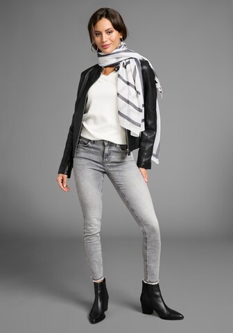 LAURA SCOTT Wrap in White