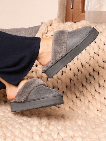 Island Boot Пантофи 'EMESTA' в сиво: отпред