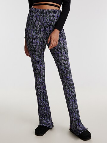 Coupe slim Pantalon 'YOLANDA' EDITED en violet : devant