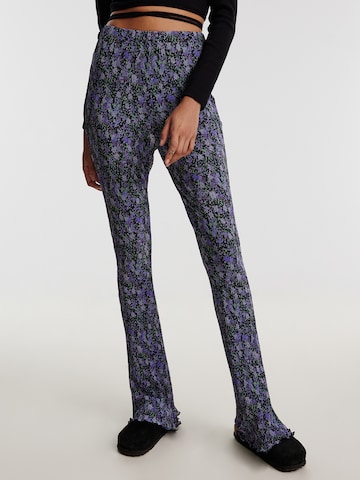 Coupe slim Pantalon 'YOLANDA' EDITED en violet : devant