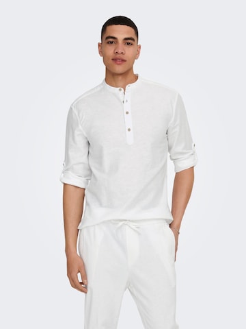 Only & Sons جينز ضيق الخصر والسيقان قميص 'Caiden' بلون أبيض: الأمام