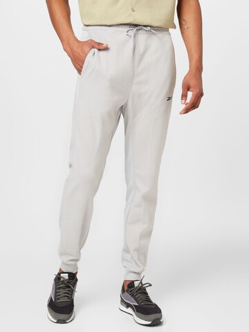 Effilé Pantalon de sport 'Workout Ready' Reebok en gris : devant