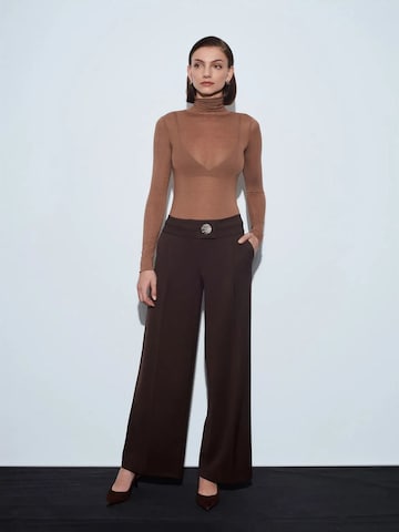 Dilvin Wide leg Pants in Brown: front