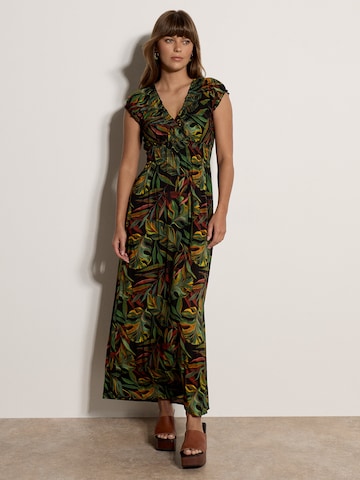 Apricot Tropical Leaf Smocked Maxi Dress ' ' in Schwarz: Vorderseite