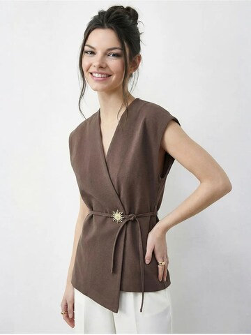 Bianco Lucci Vest in Beige: front