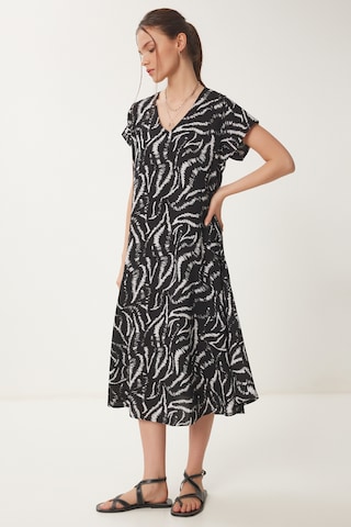 Happiness İstanbul Kleid in Schwarz