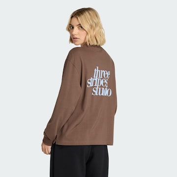 ADIDAS SPORTSWEAR - Camiseta funcional '3 Stripes Studio' en marrón: frente