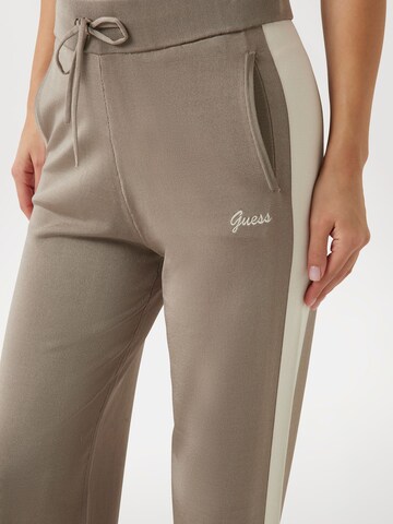 GUESS Loosefit Hose in Braun