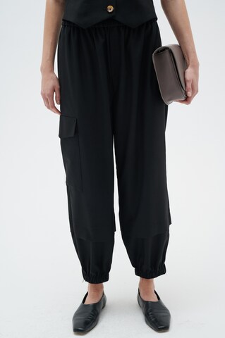 Effilé Pantalon cargo InWear en noir : devant