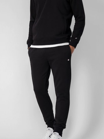 Effilé Pantalon de sport Champion Authentic Athletic Apparel en noir : devant