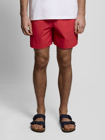 Loosefit Shorts de bain Lyle & Scott en rouge : devant