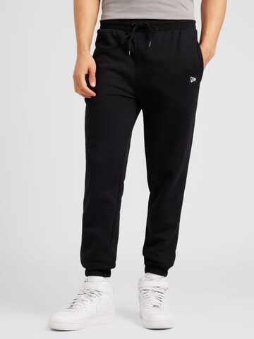 NEW ERA Tapered Broek 'ESSENTLS' in Zwart: voorkant