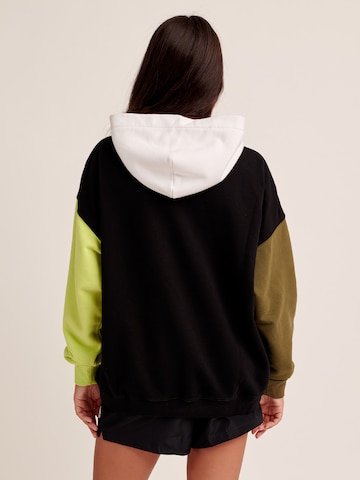 ABOUT YOU x Antonia Sweatshirt 'Lina' in Zwart