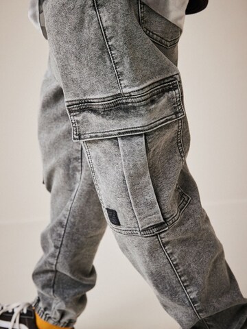 Tapered Jeans di Next in grigio