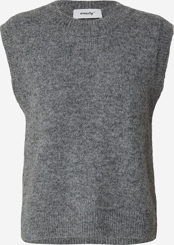 everly® Strickweste in Grau: Vorderseite