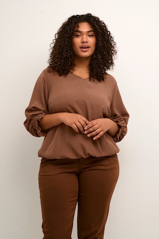 KAFFE CURVE Blouse 'Tina' in Bruin: voorkant