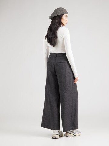Wide leg Pantaloni con pieghe di Aware in grigio