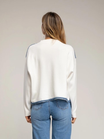 Pullover 'Jersey de punto oversize con detalle de pespunte en el bajo y en los hombros. (BLANCO)' di Tantra in bianco