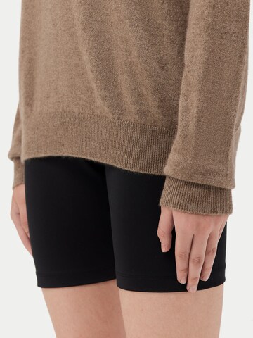 GOBI Cashmere Trui 'Women's Essential Cashmere Crewneck Sweater' in Grijs