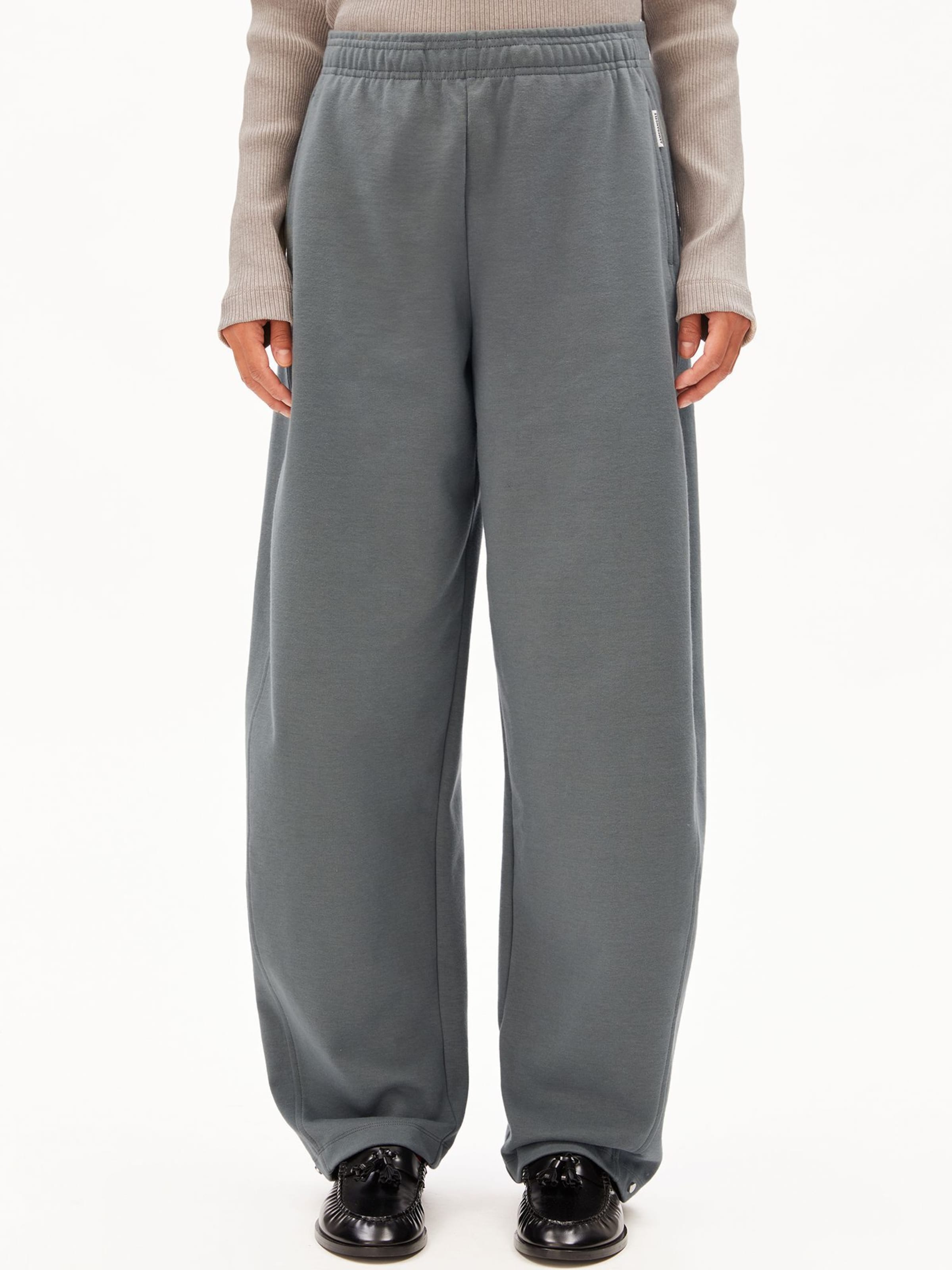 ARMEDANGELS Loosefit Broek in Grijs: voorkant