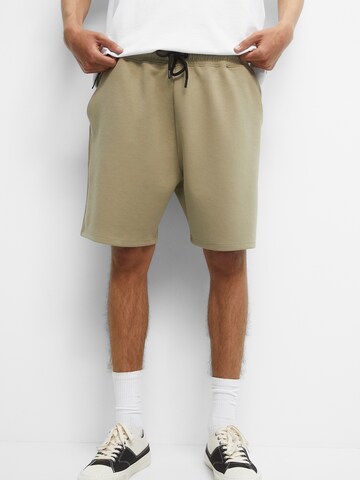 Pull&Bear Loosefit Shorts in Grün: predná strana