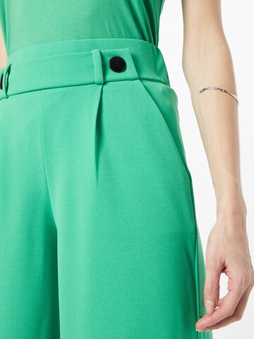 JDY - Perna larga Calças com pregas em verde