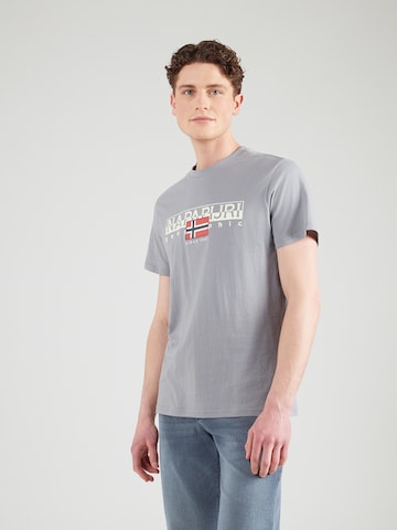 NAPAPIJRI Póló 'S-AYLMER' - szürke: elől