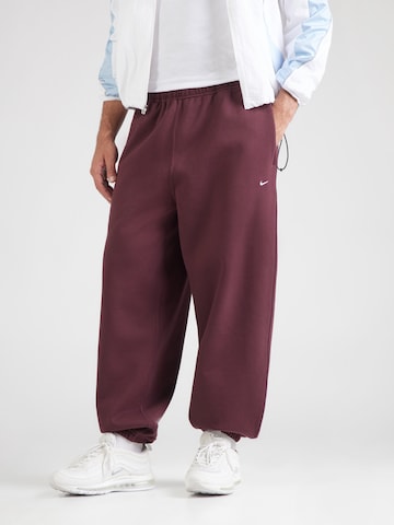 Nike Sportswear Voľný strih Nohavice 'SWSH' - Červená: predná strana