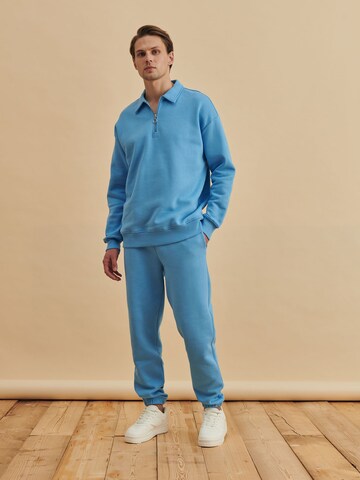 DAN FOX APPAREL Sweatshirt in Blau