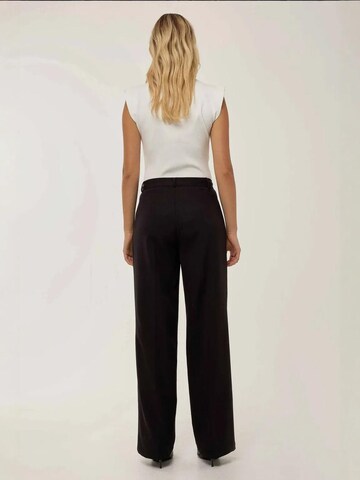 Loosefit Pantaloni con pieghe di Hiccup in nero