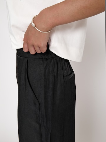 Peppercorn Wide Leg Hose 'Bea' in Schwarz