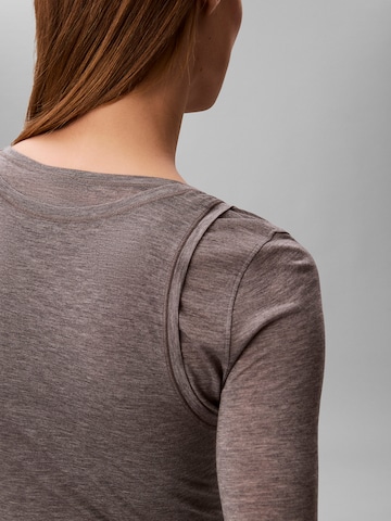 T-shirt Calvin Klein Jeans en gris