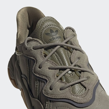 ADIDAS ORIGINALS - Sapatilhas baixas 'Ozweego' em verde