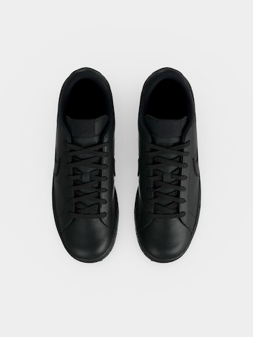 Nike Sportswear Låg sneaker 'CLASSIC' i svart