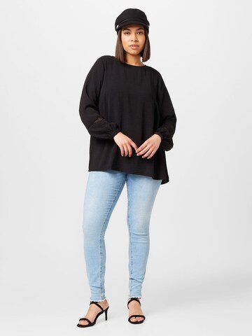 ONLY Carmakoma - Blusa en negro