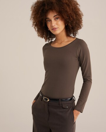 T-shirt WE Fashion en marron : devant