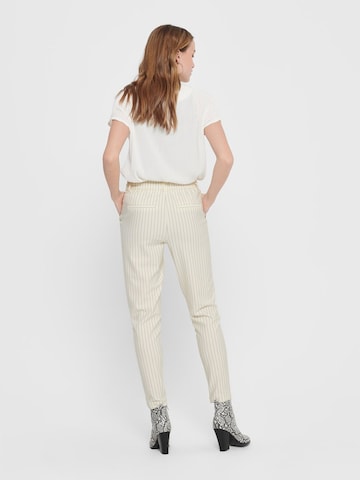 Slimfit Pantaloni con pieghe 'Poptrash' di ONLY in bianco
