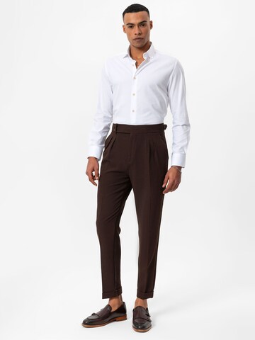 Antioch Slimfit Veckad byxa i brun