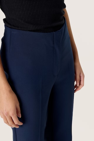 SOAKED IN LUXURY Flared Bügelfaltenhose 'Corinne  ' in Blau