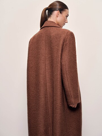 RÆRE by Lorena Rae Tussenmantel in Bruin