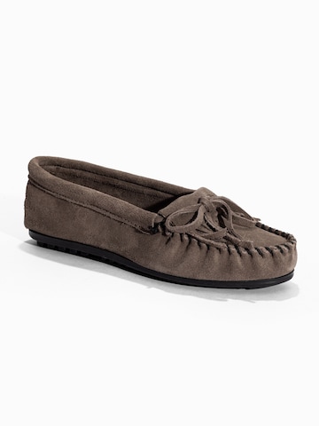 Minnetonka Mokaszin 'Kilty' - szürke