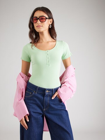 zaļš PIECES T-Krekls 'PCKITTE': no priekšpuses