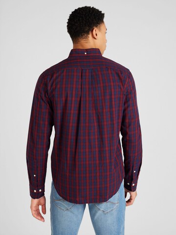 Coupe regular Chemise 'POPLIN TARTAN' GANT en rouge