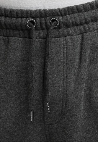 Tapered Pantaloni de la Ecko Unlimited pe gri